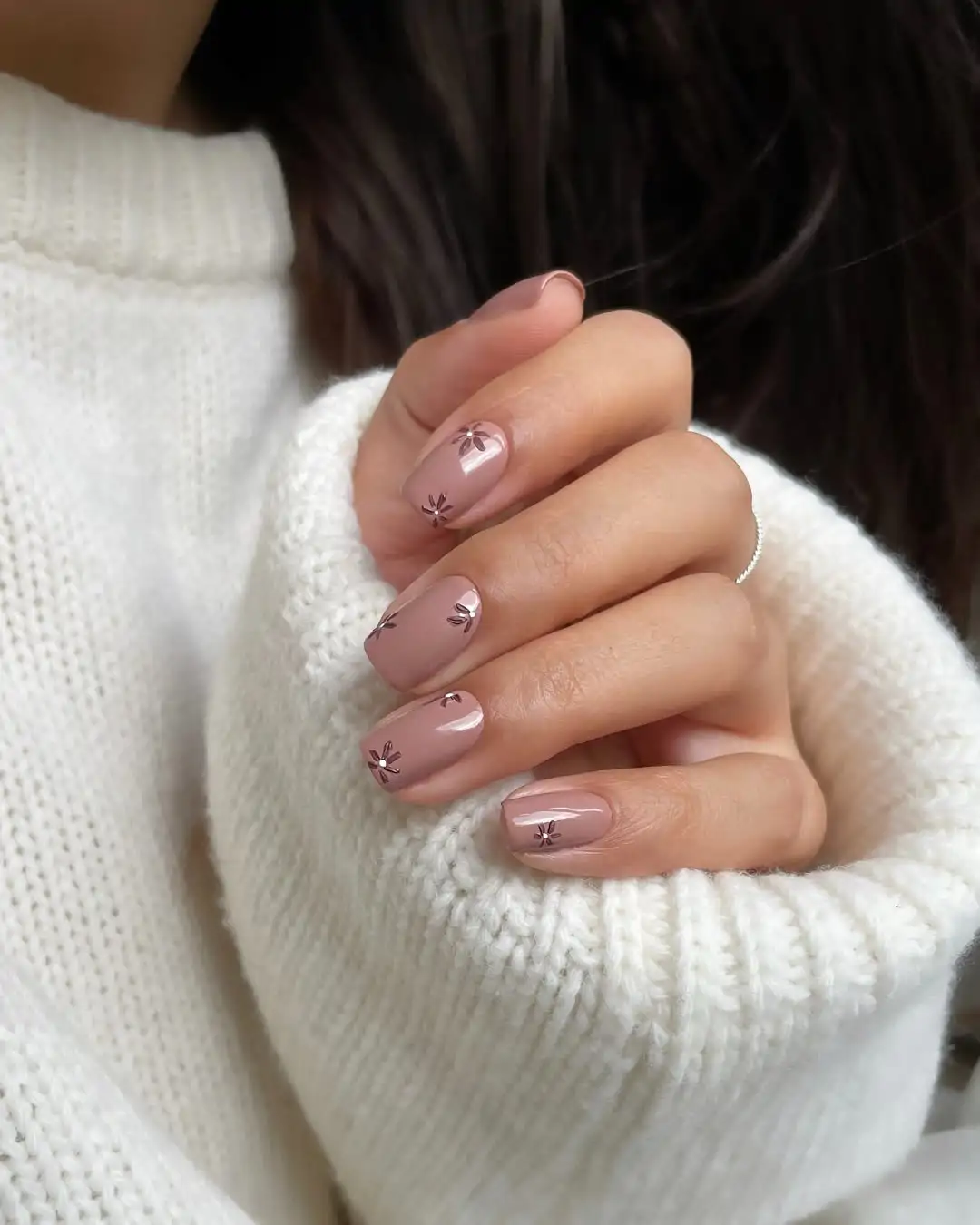 Los diseños de uñas nude poco típicos pero igual de elegantes que una