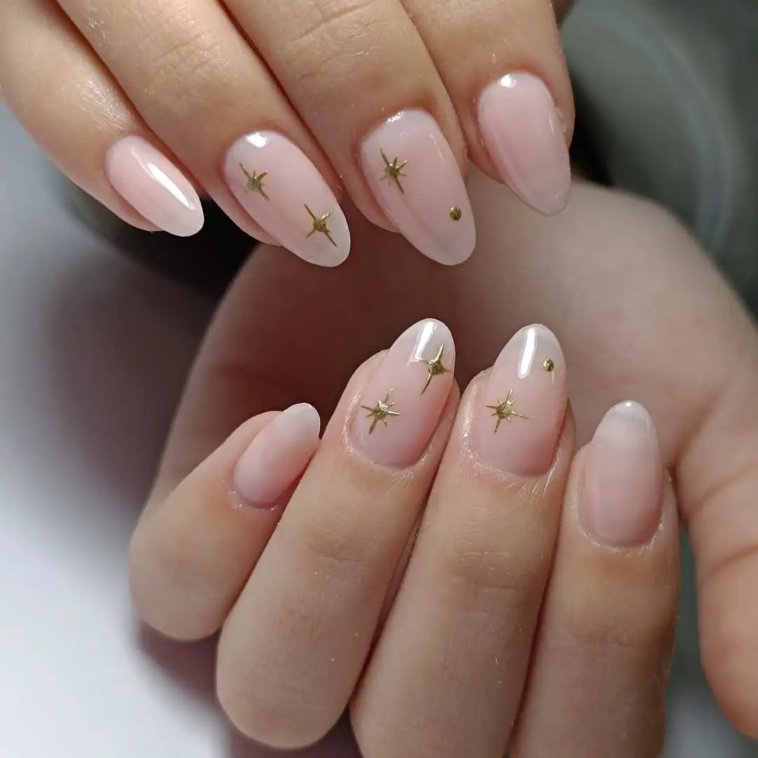 Los diseños de uñas nude poco típicos pero igual de elegantes que una