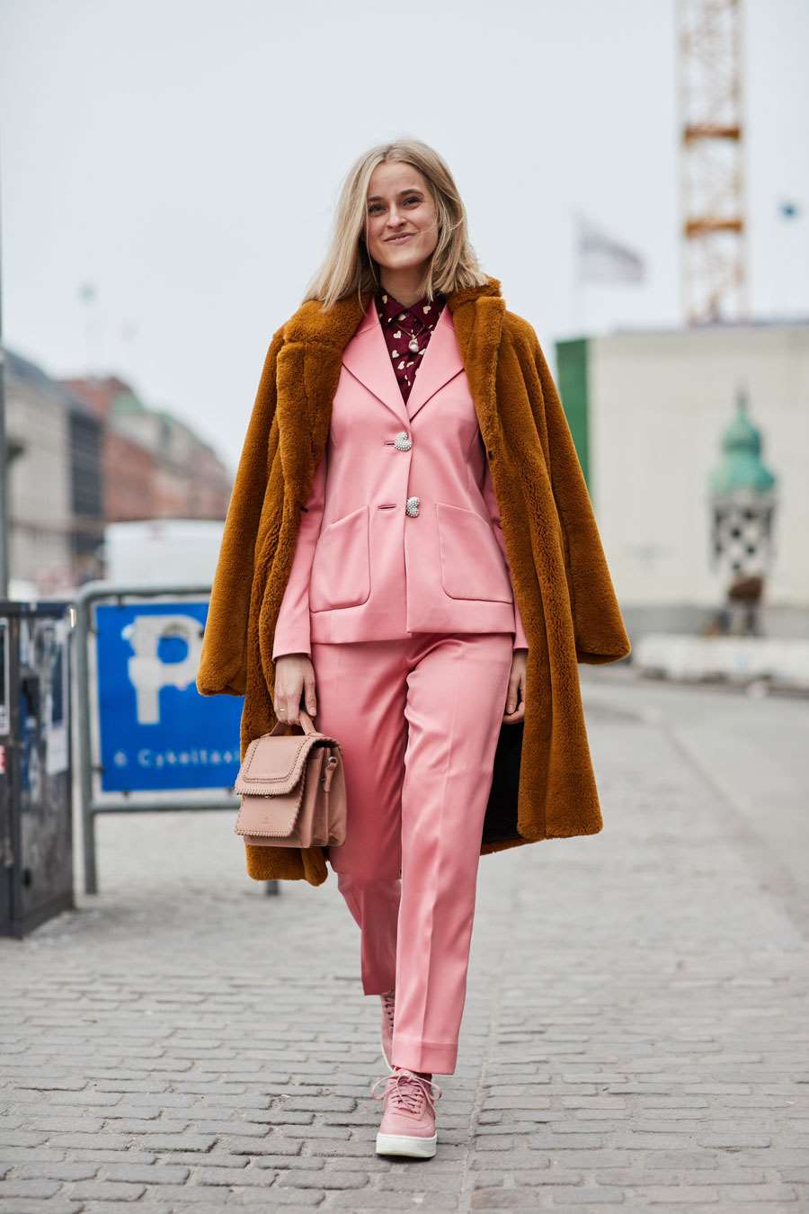 cómo-llevar-blazer-con-abrigo-blazer-rosa