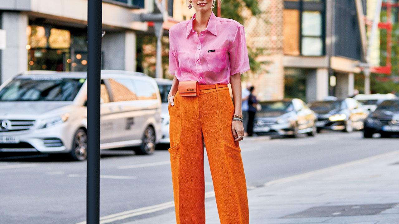 Cómo combinar pantalones naranja, rosa o amarillo como las que más saben