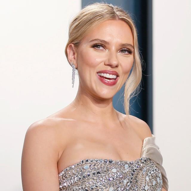 Scarlett Johansson se pega con Margot Robbie en el genial vídeo viral de las 'celebs'