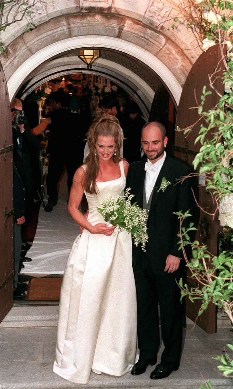 Brooke Shields y Andre Agassi el día de su boda