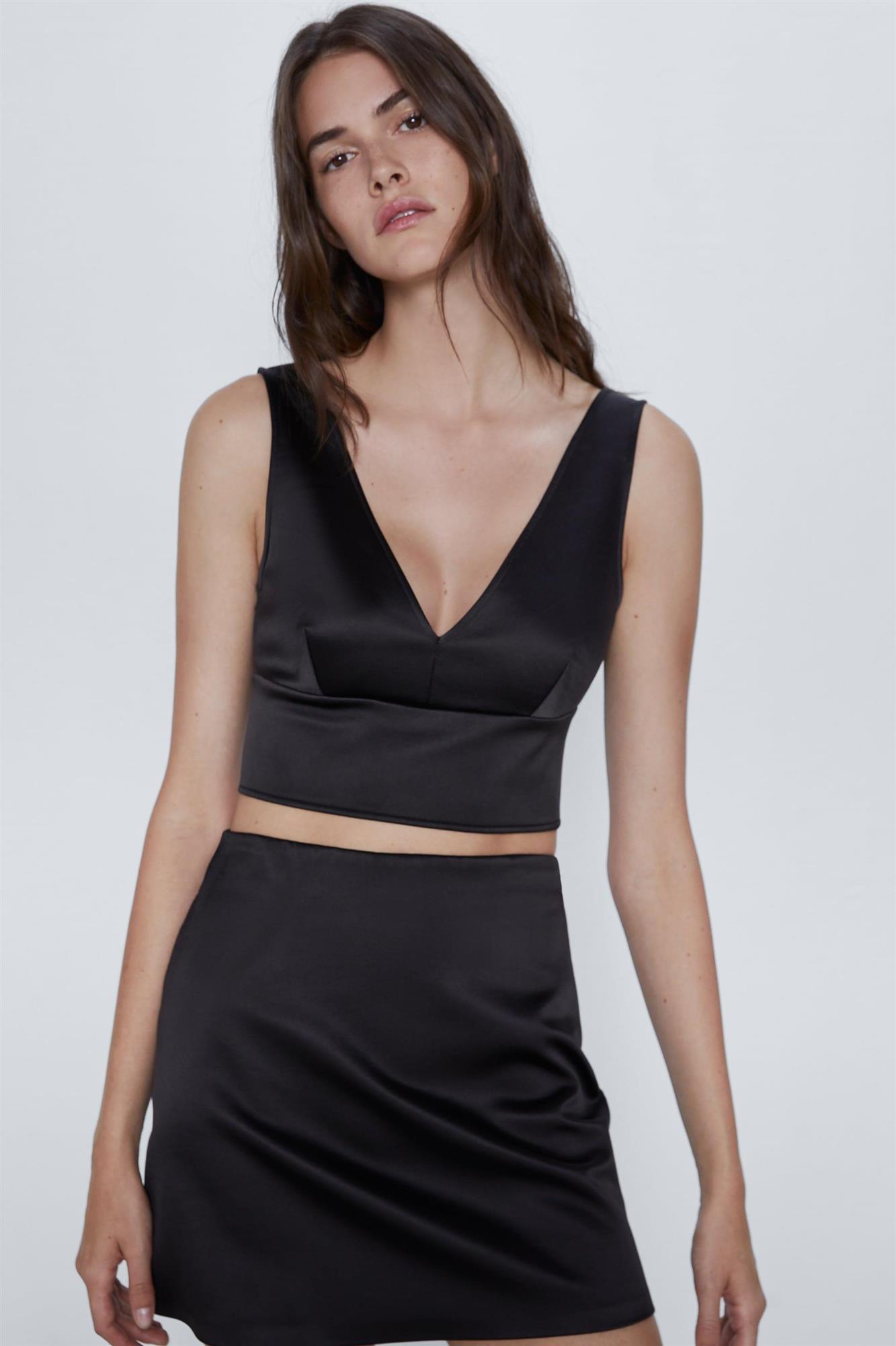 satinada19,95. Minifalda satinada en color negro de Zara