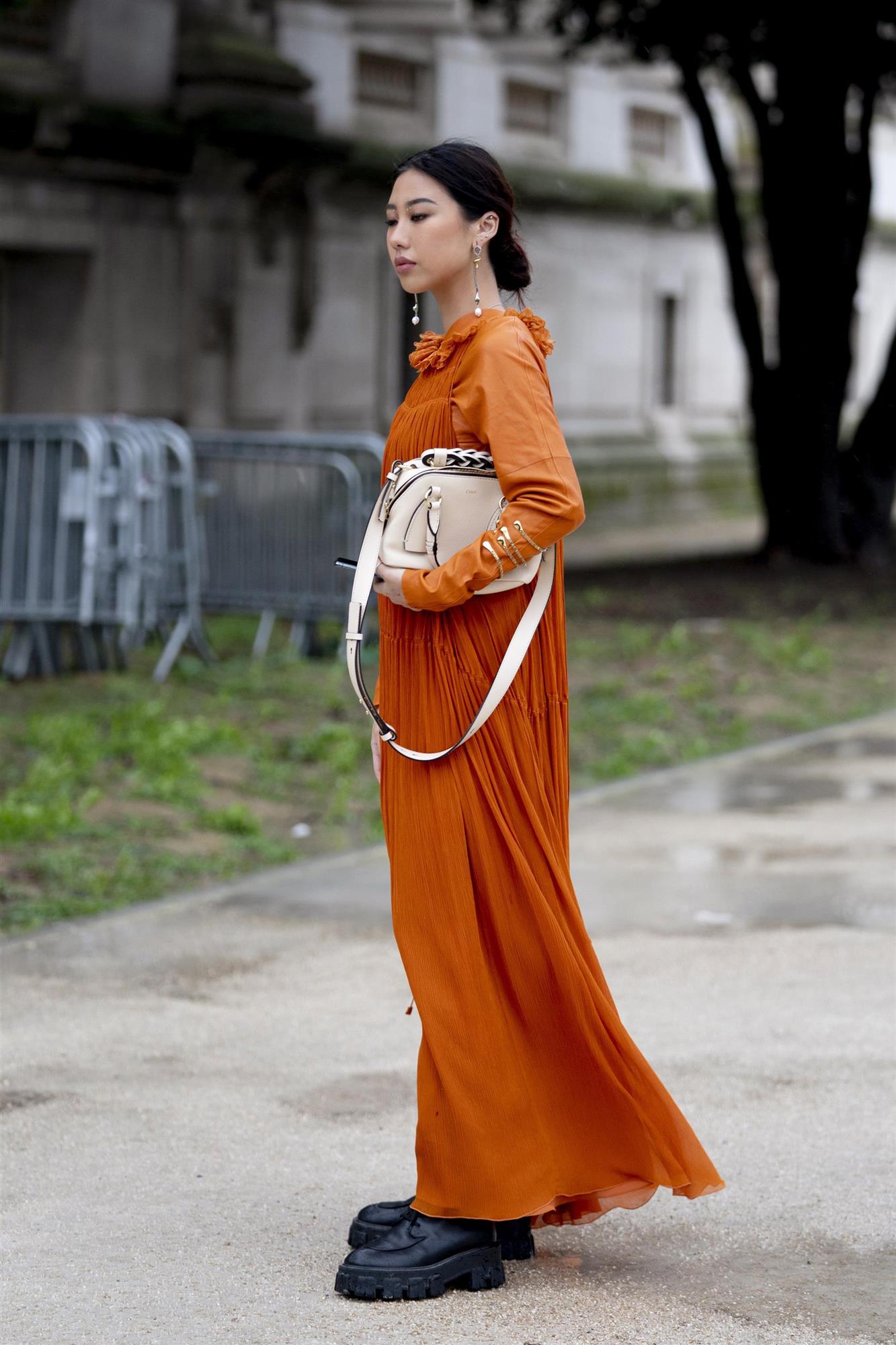 Paris str F20 1309. Vestido largo naranja con botas