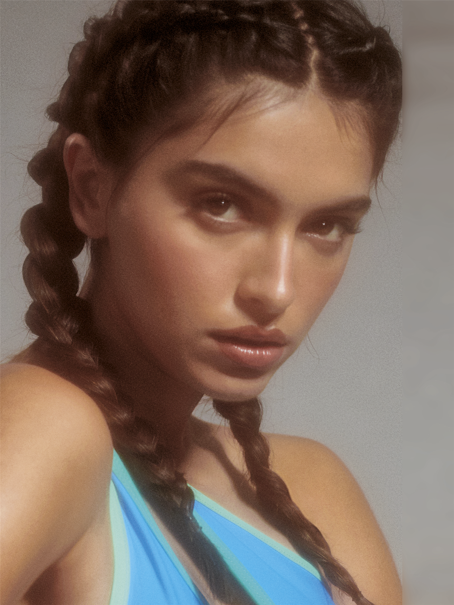 boxer-braids. Lucía Rivera con peinado de trenzas de raíz