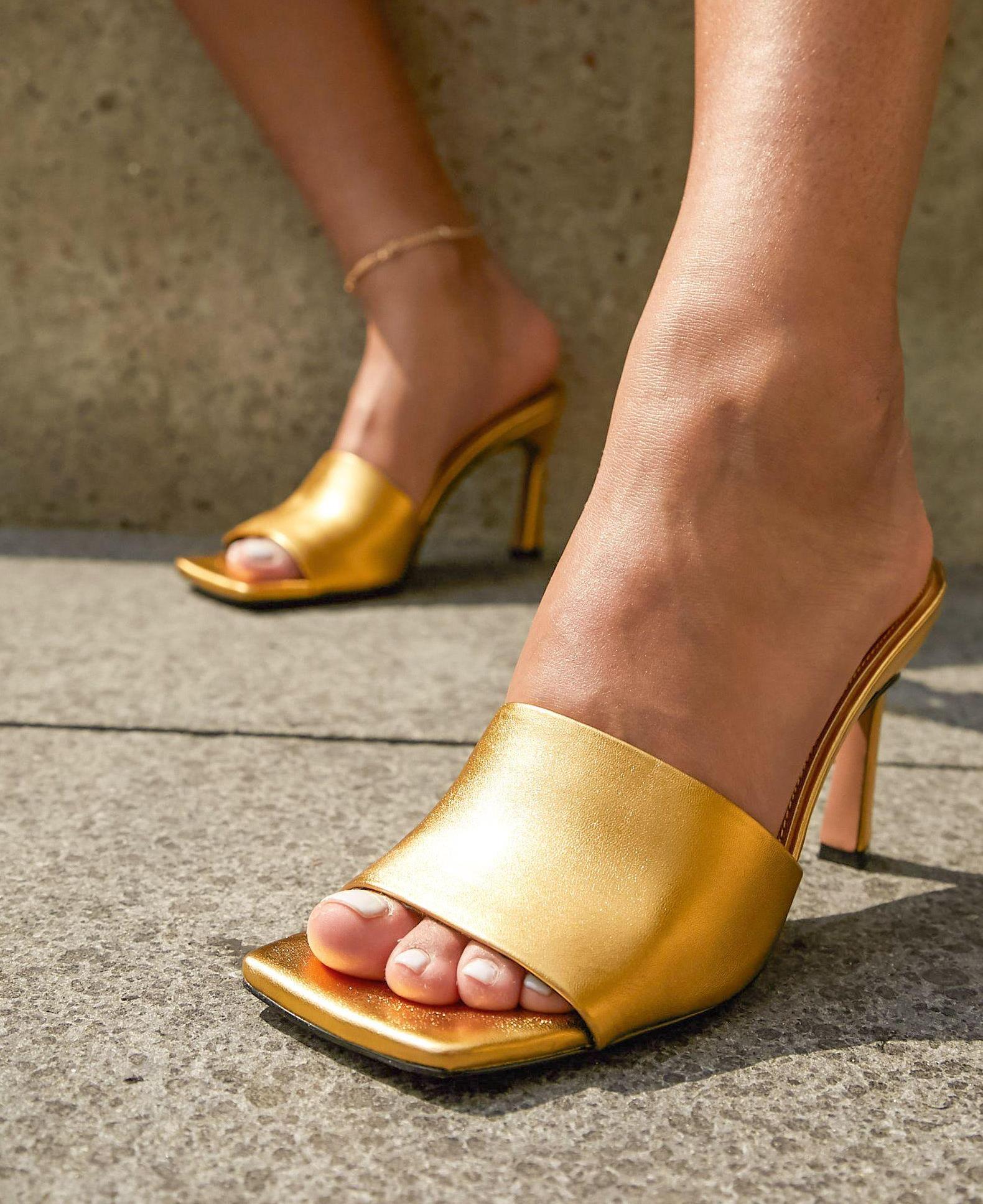 Sandalias de tacón cómodo doradas de Asos