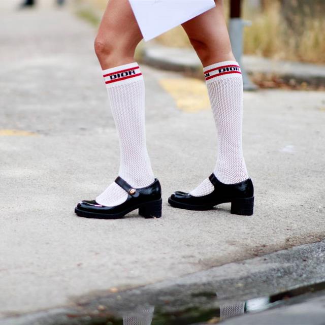 Las chicas francesas están combinando las merceditas con calcetines y es todo lo que queremos para el próximo invierno