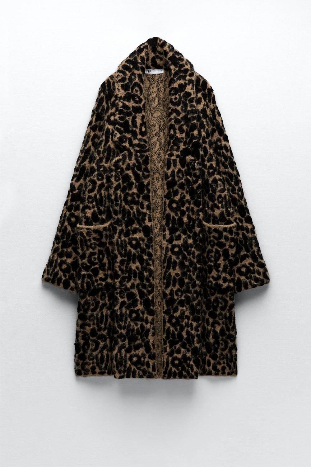 Abrigo con print de leopardo sin botones