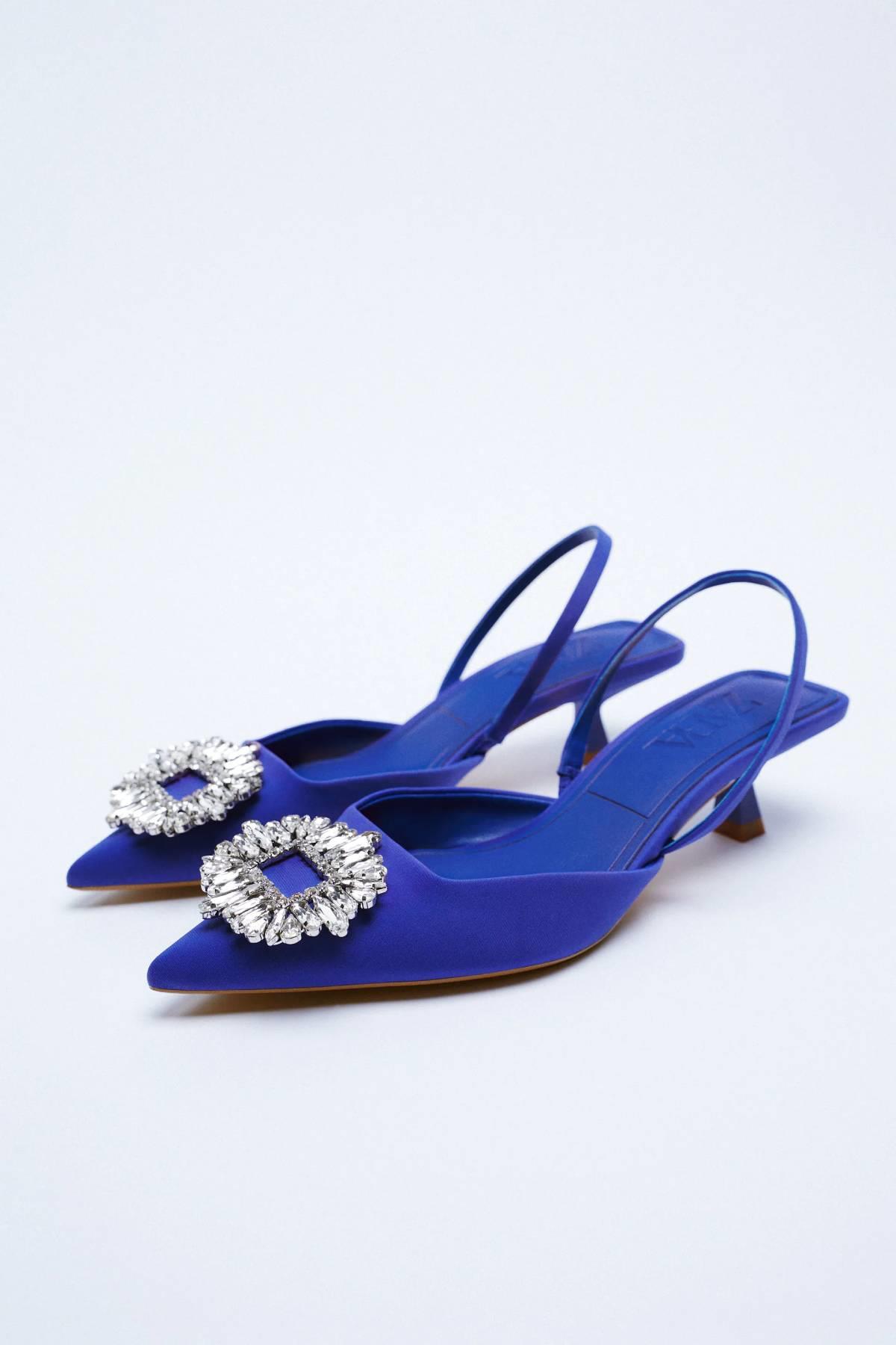 Zapatos azules con detalle de cristales