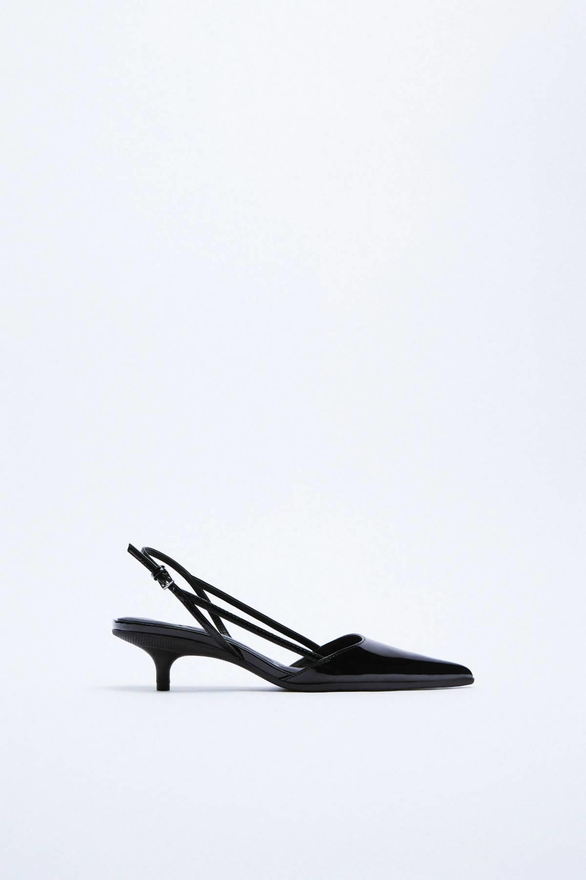 Zapatos destalonados negros con diseño minimalista