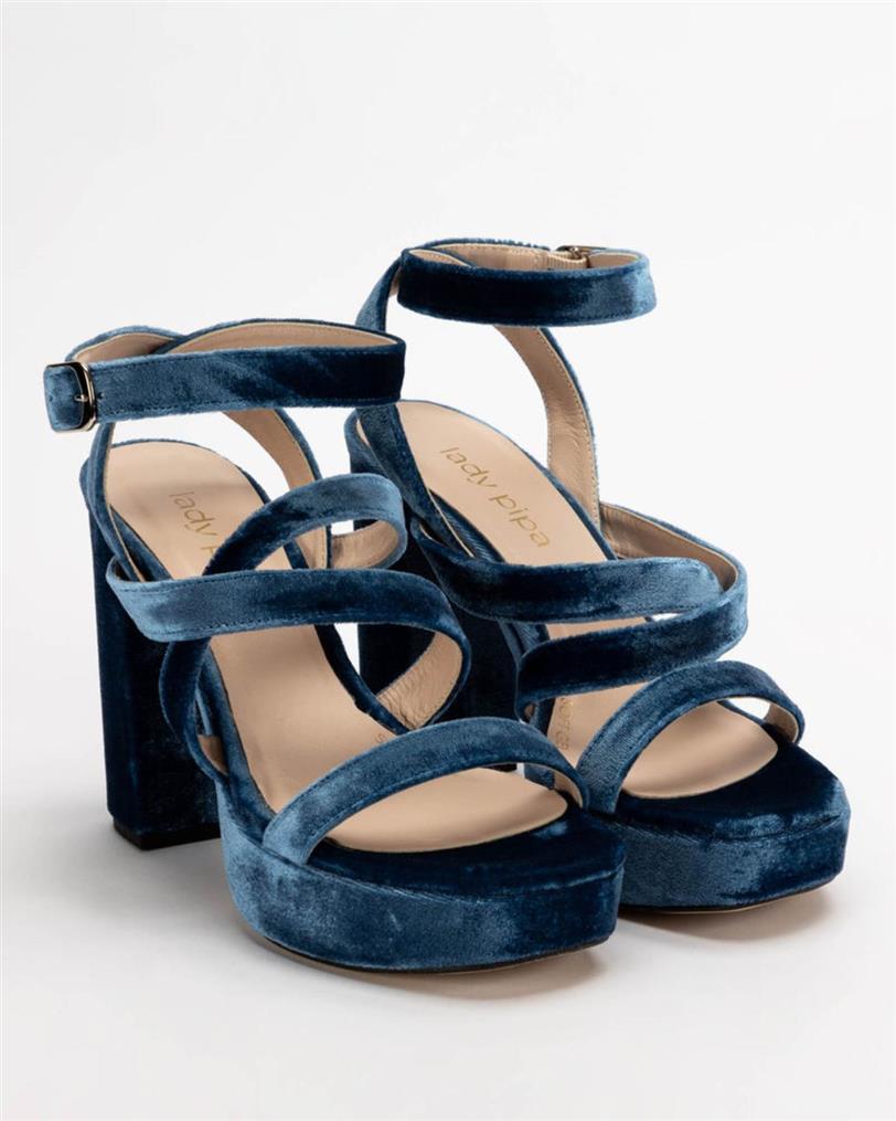 Las sandalias en terciopelo azul de Lady Pipa que llevó Mery Turiel