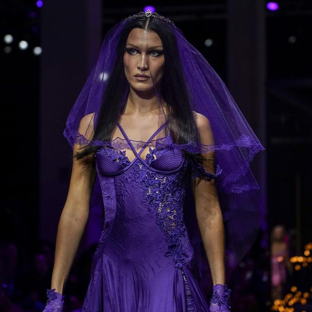 La oda feminista de Versace con sus diosas góticas como Bella Hadid, Irina Shayk o Paris Hilton pisando fuerte en Milán 
