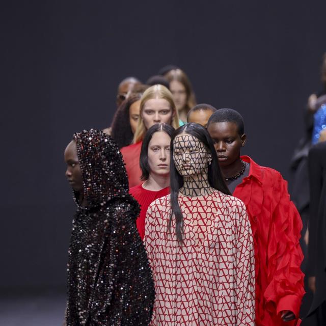 Valentino saca la moda a las calles de París para presentar su colección primavera-verano 2023 como un potente mensaje al mundo