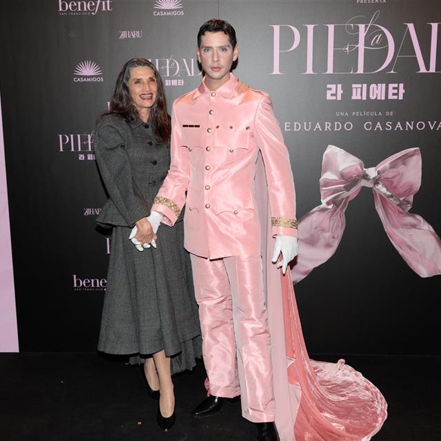 Ángela Molina y el dos piezas New Look de Christian Dior con el que recupera la tendencia más favorecedora para mujeres más allá de los 60