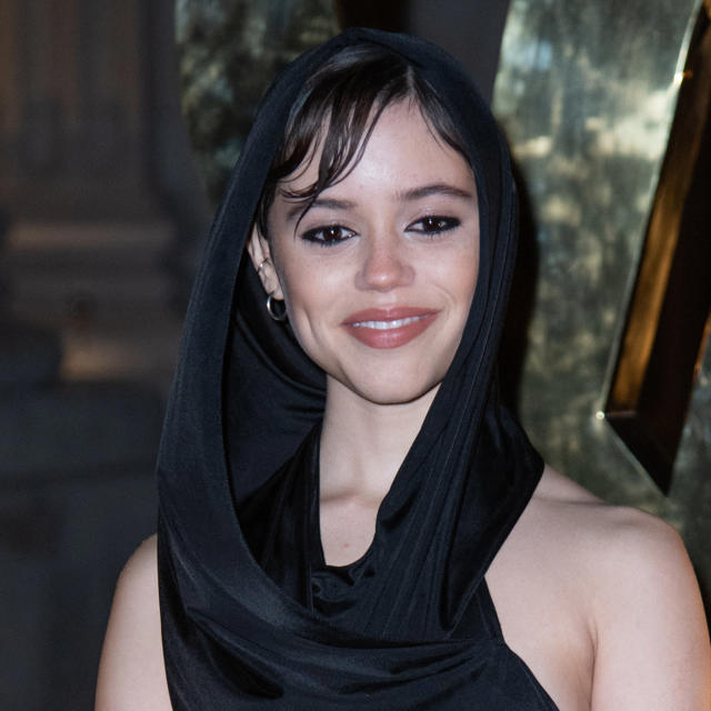 El look homenaje a Miércoles Addams de Jenna Ortega en la Fashion Week de París que adoraría Kylie Minogue