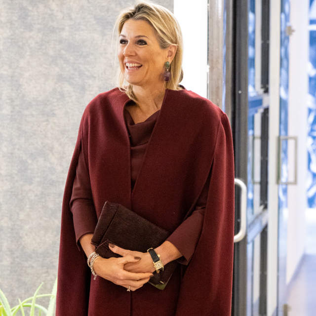 Máxima de Holanda reivindica la capa: cómo la prenda de abrigo preferida de las royals se ha convertido en un básico de armario