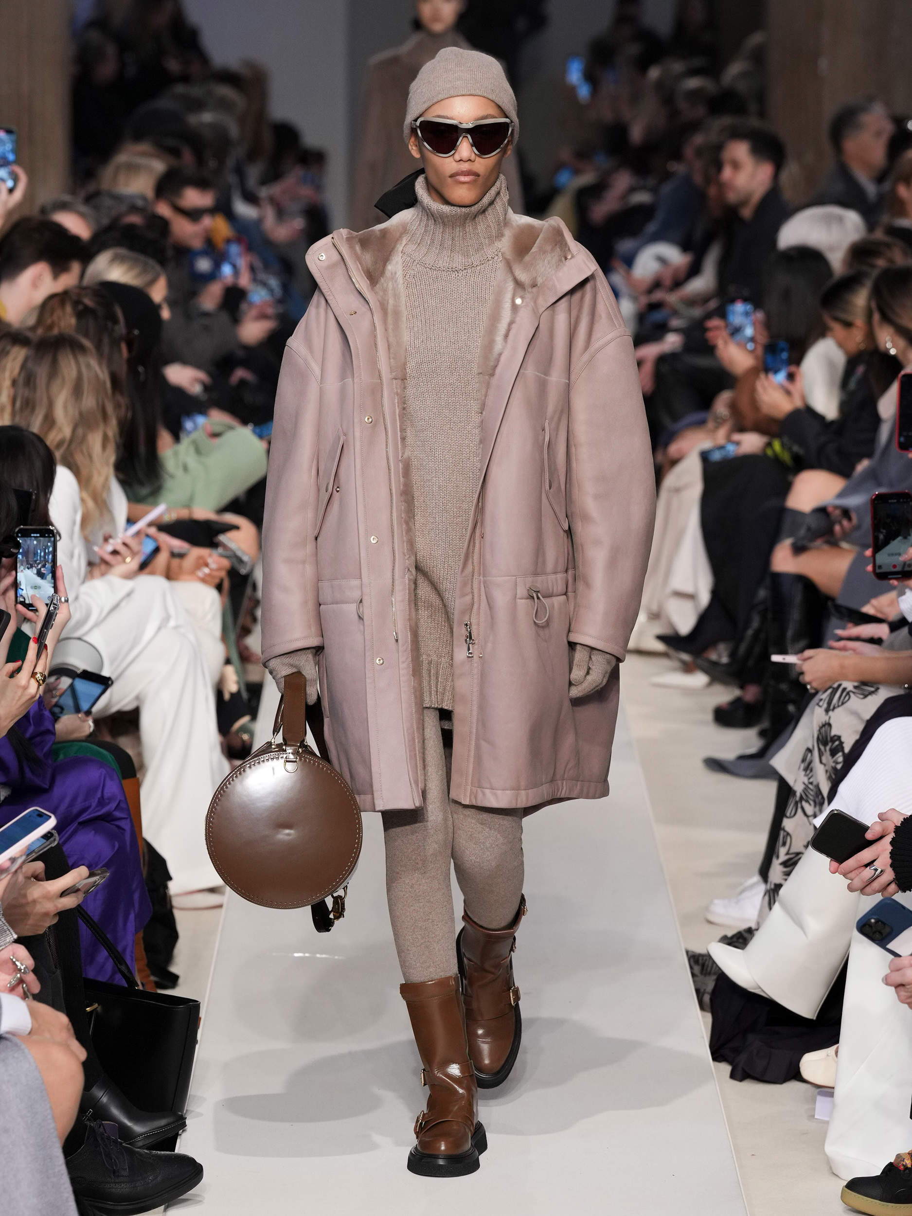 Max Mara: El punto y los abrigos de estilo 'casual' dominan la colección