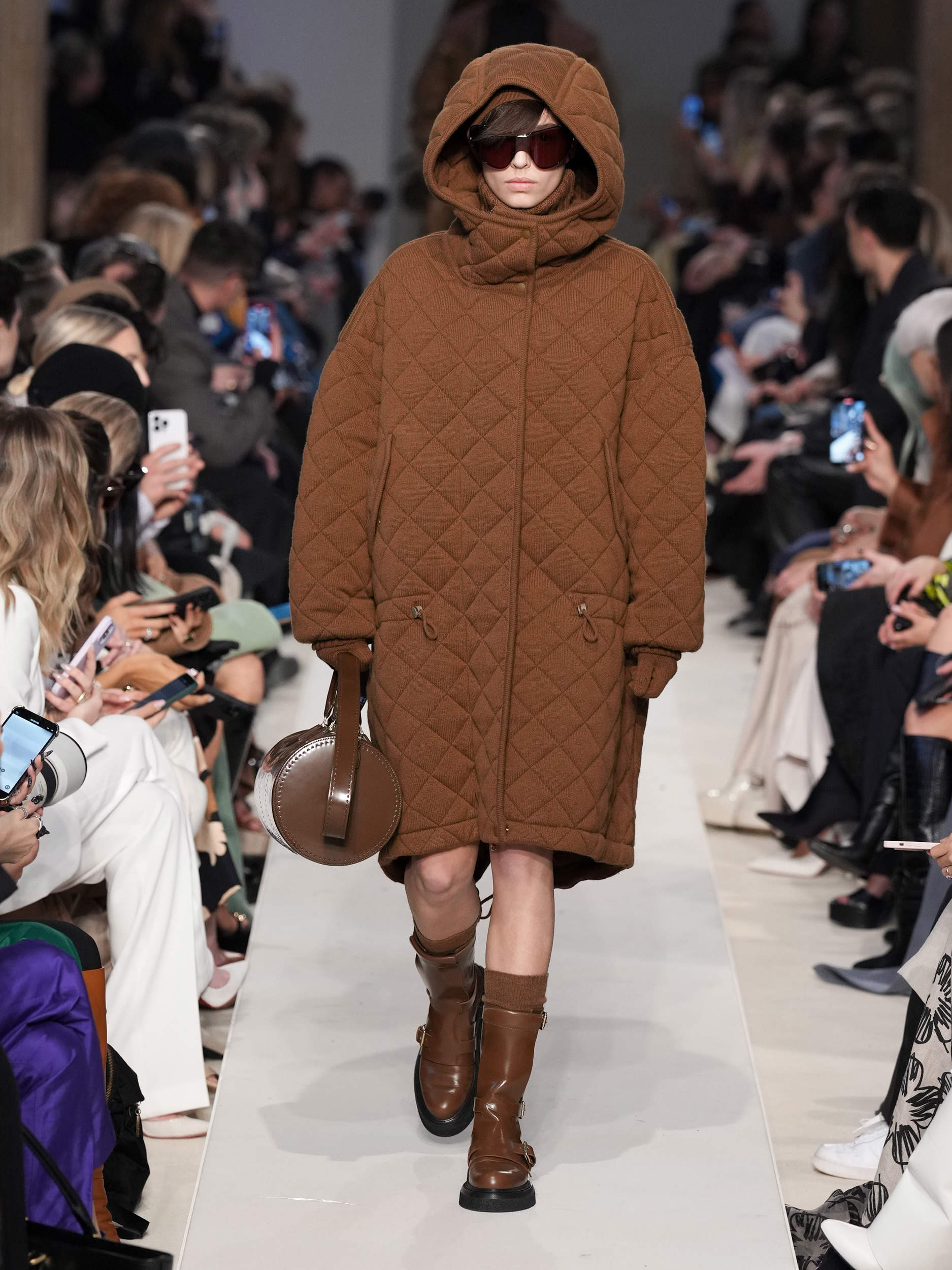 Max Mara: El punto y los abrigos de estilo 'casual' dominan la colección