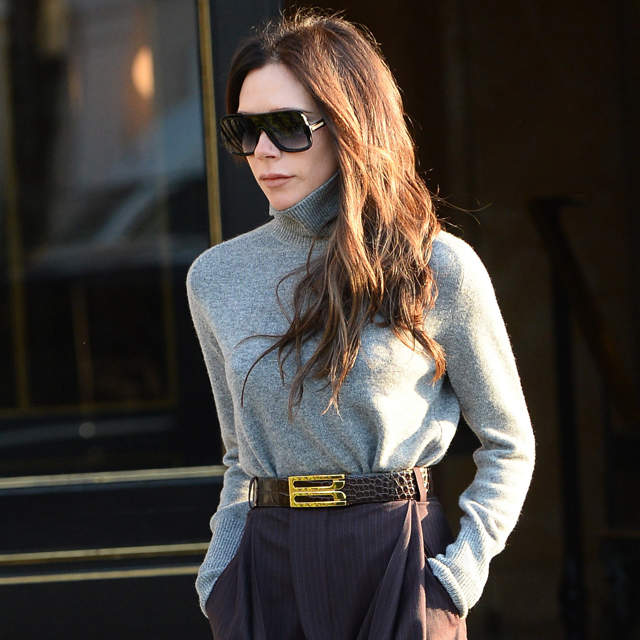 Victoria Beckham y su lección de estilo para llevar el pantalón de raya diplomática sin que sea aburrido 