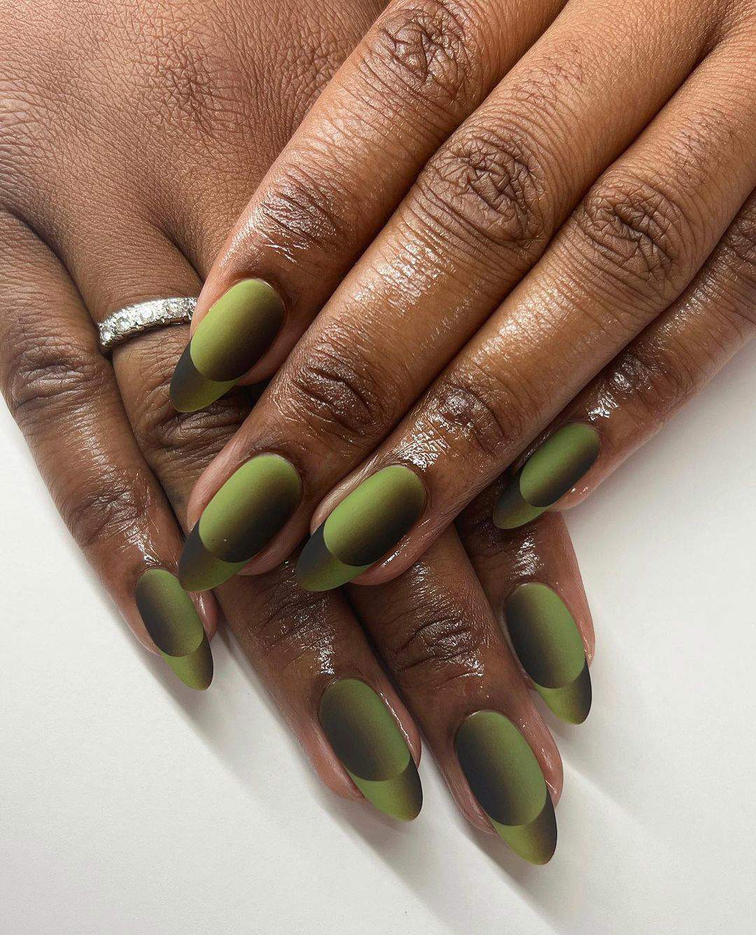 French nails illusion: verde oliva
