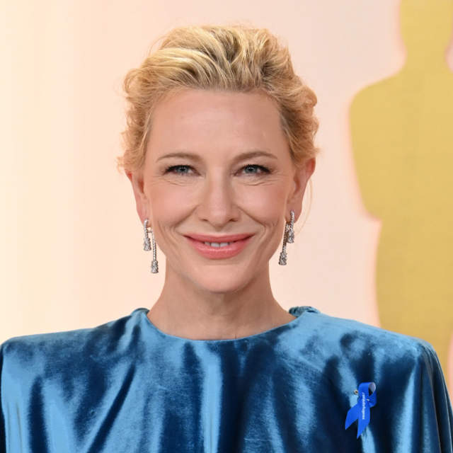 Premios Oscar 2023: Cate Blanchett sabe que el azul eléctrico es el mejor aliado de una mujer a partir de los 50 en la alfombra roja