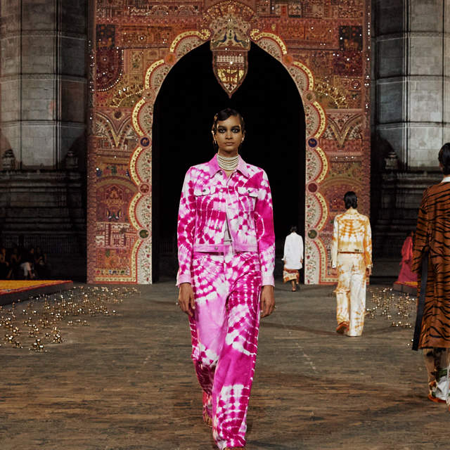 Desfile Dior Fall 2023 Ready-to-Wear show: tendencias coloristas procedentes de la India