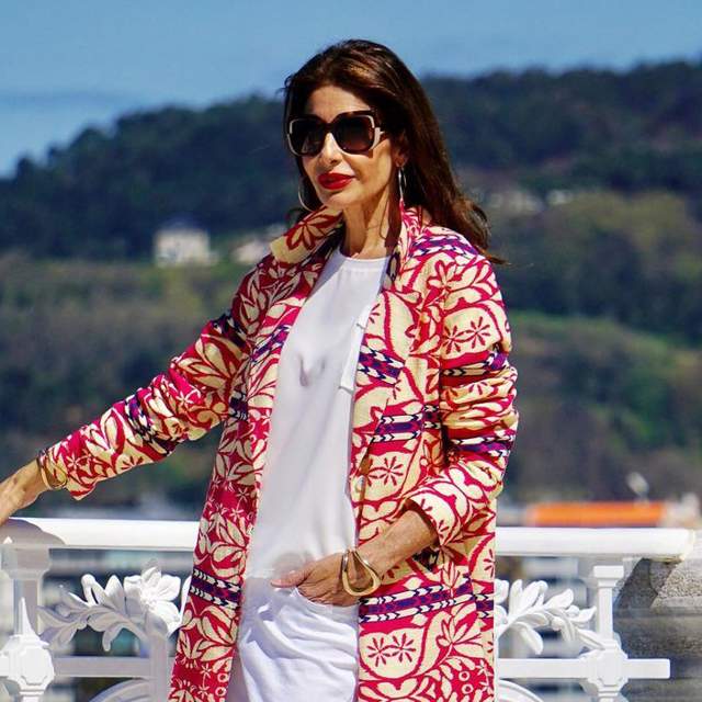 Pilar de Arce sí que sabe cómo combinar un pantalón blanco a los 50: abrigo made in Spain y camiseta básica fondo de armario