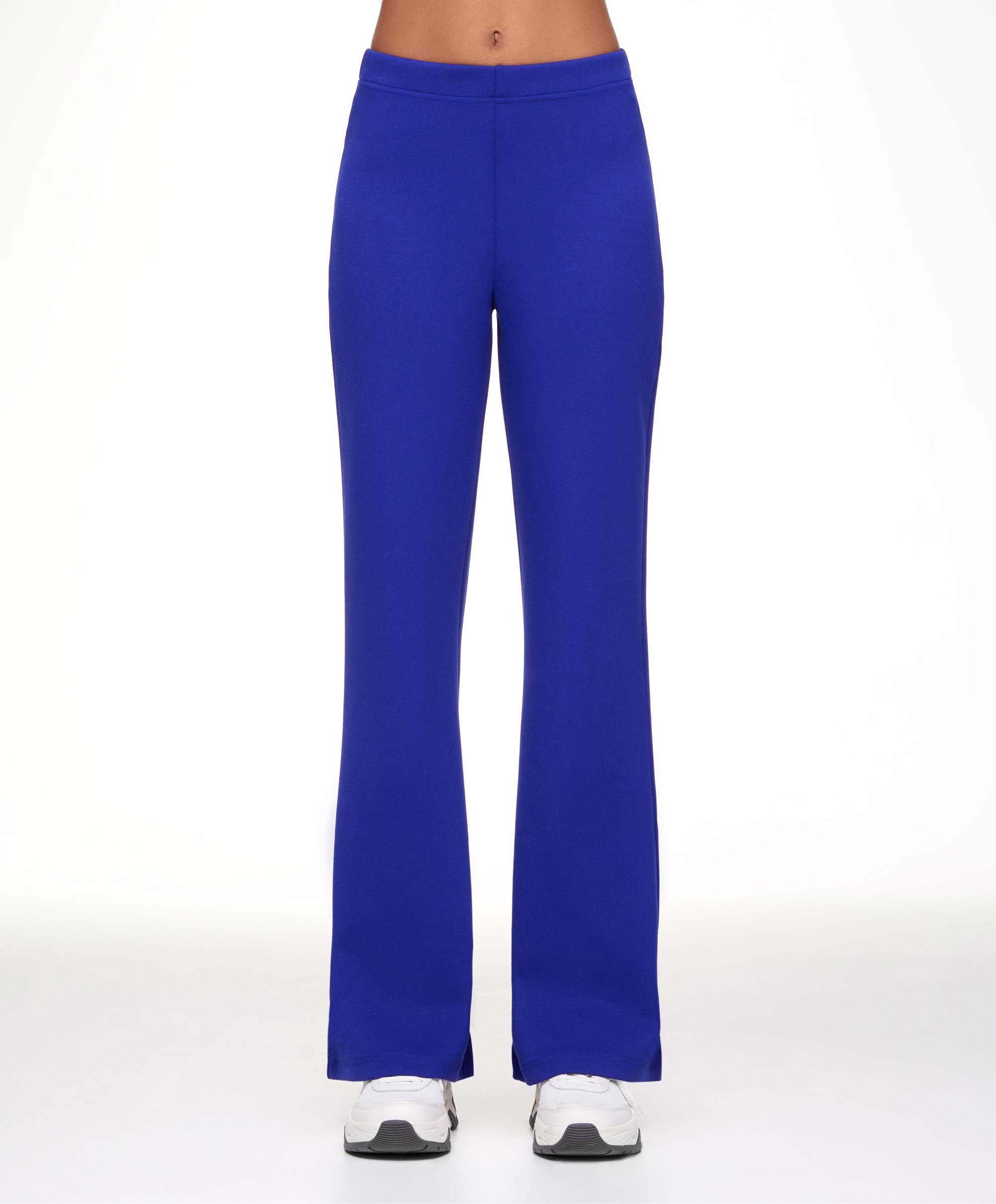 Pantalones flare de color azul cobalto