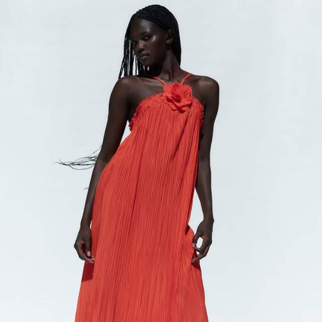 Corre a por este vestido de verano de Sfera: tiene escote halter, no marca nada, es sueltecito y cuesta menos de 18 euros 