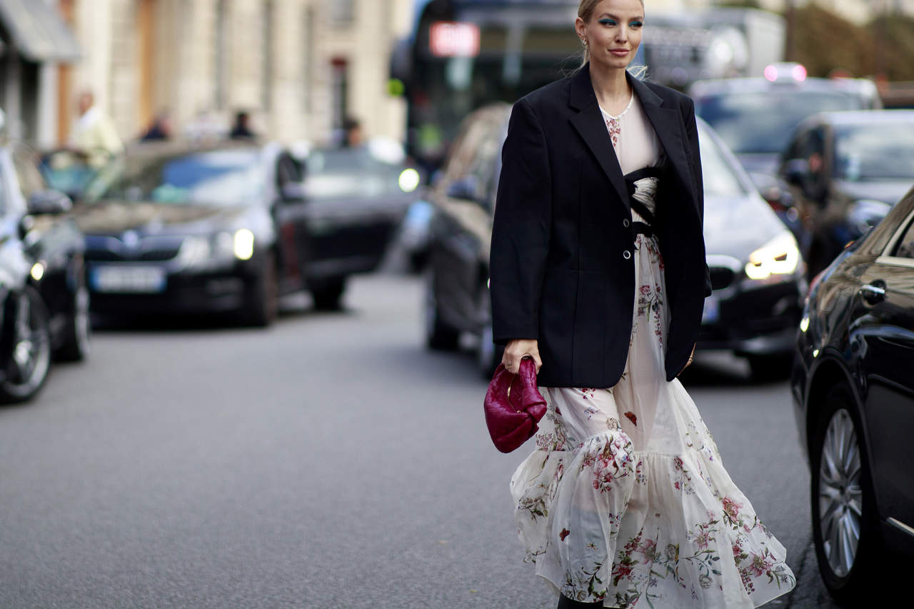 Leonie Hanne con vestido fluido en París