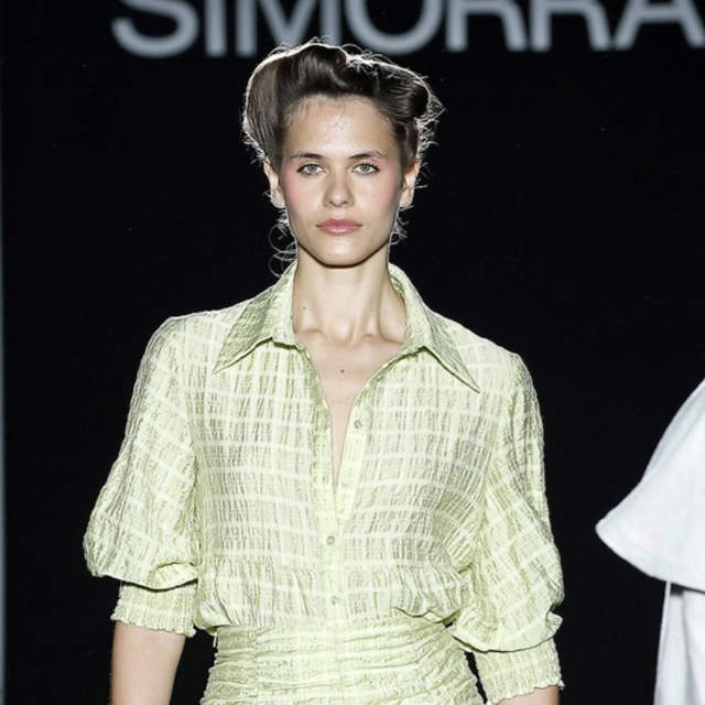 El desfile de Simorra rinde homenaje al tacto en 080 Barcelona Fashion: la elegancia de la arquitectura fashion