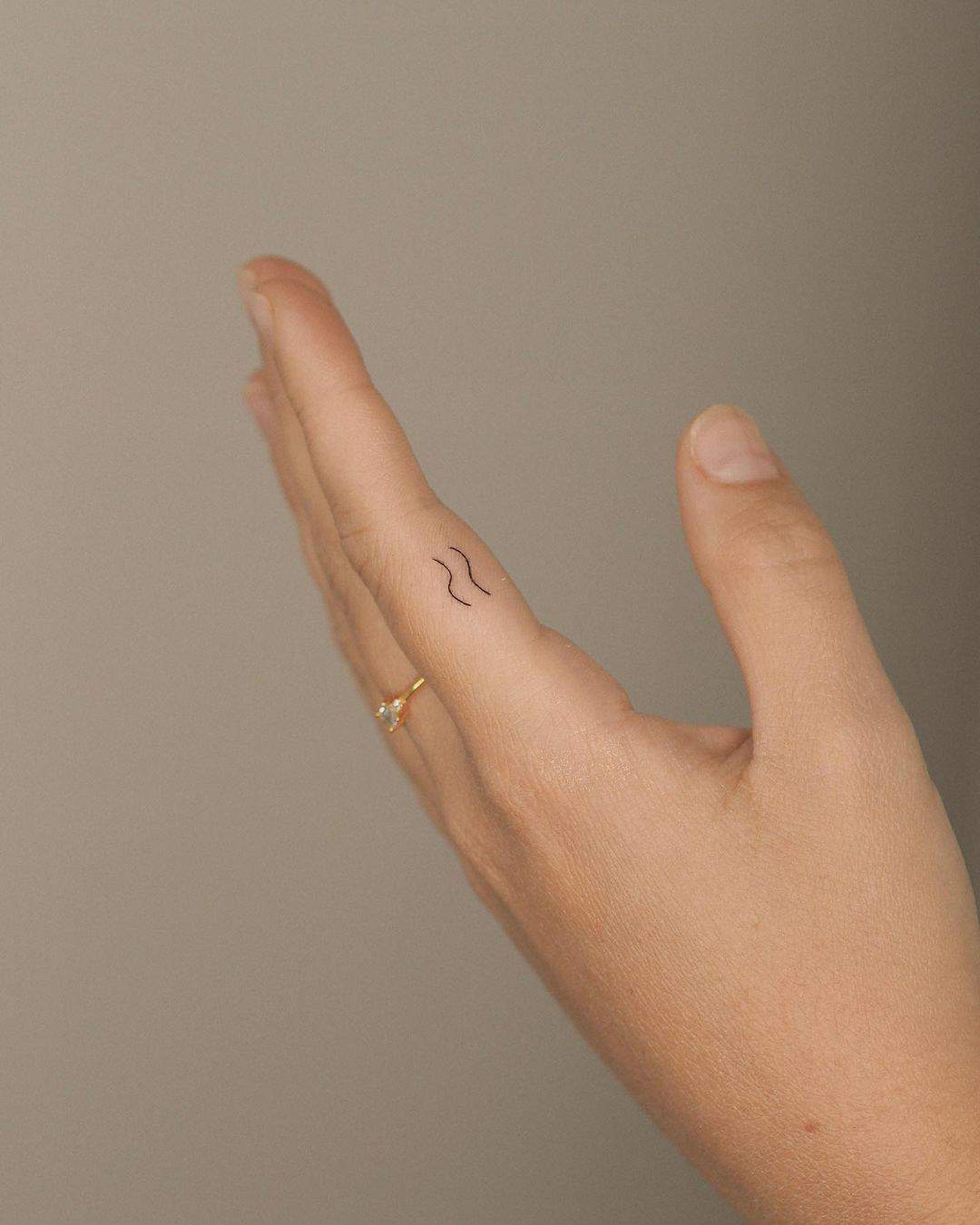 La representación de acuario en forma de tattoo minimalista