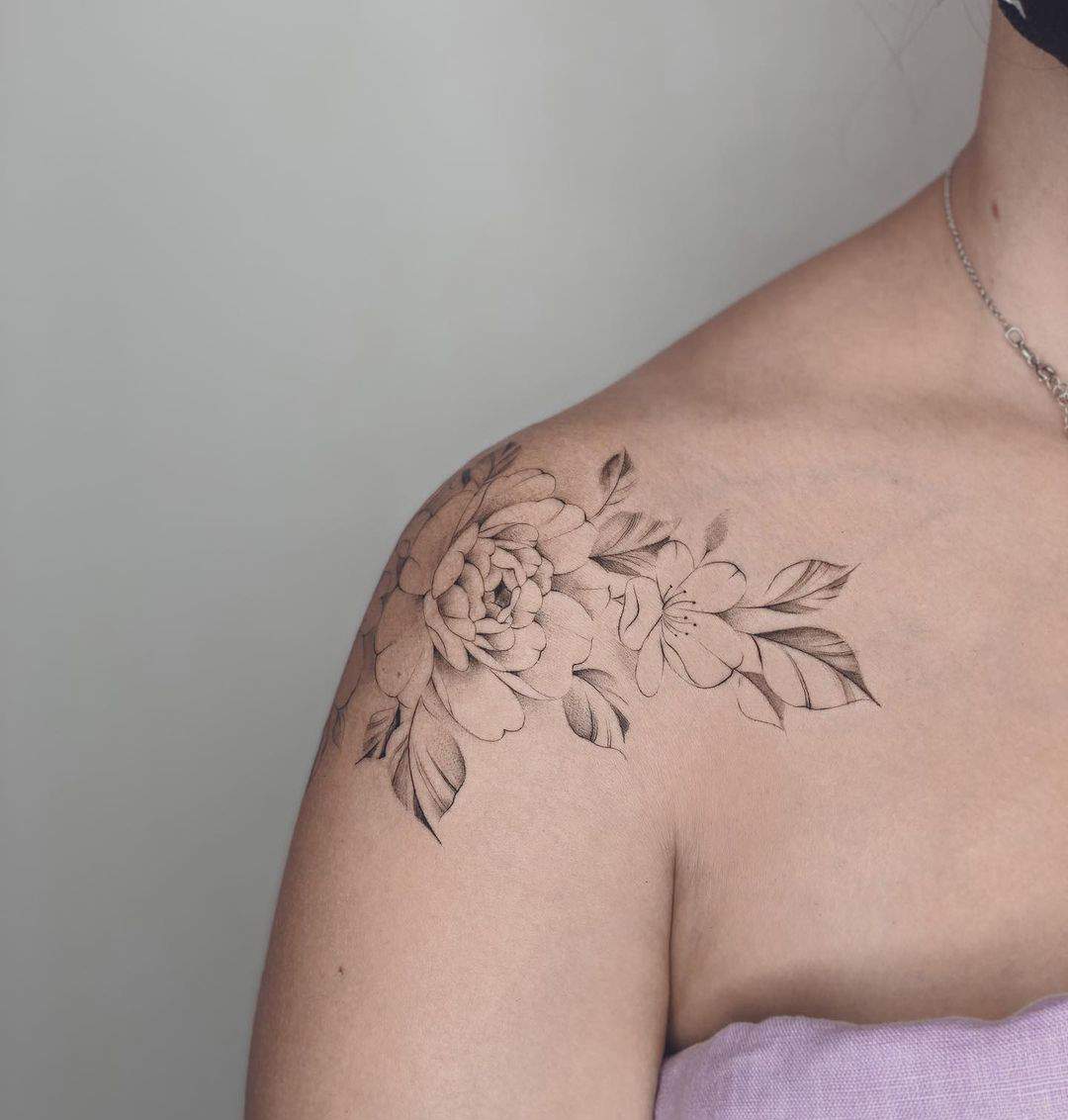 Tatuaje de flores sobre un hombro