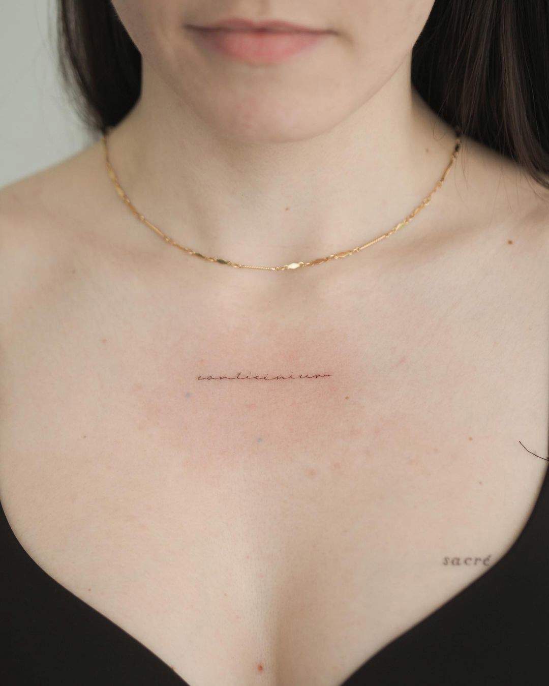 Una palabra tatuada sobre el pecho