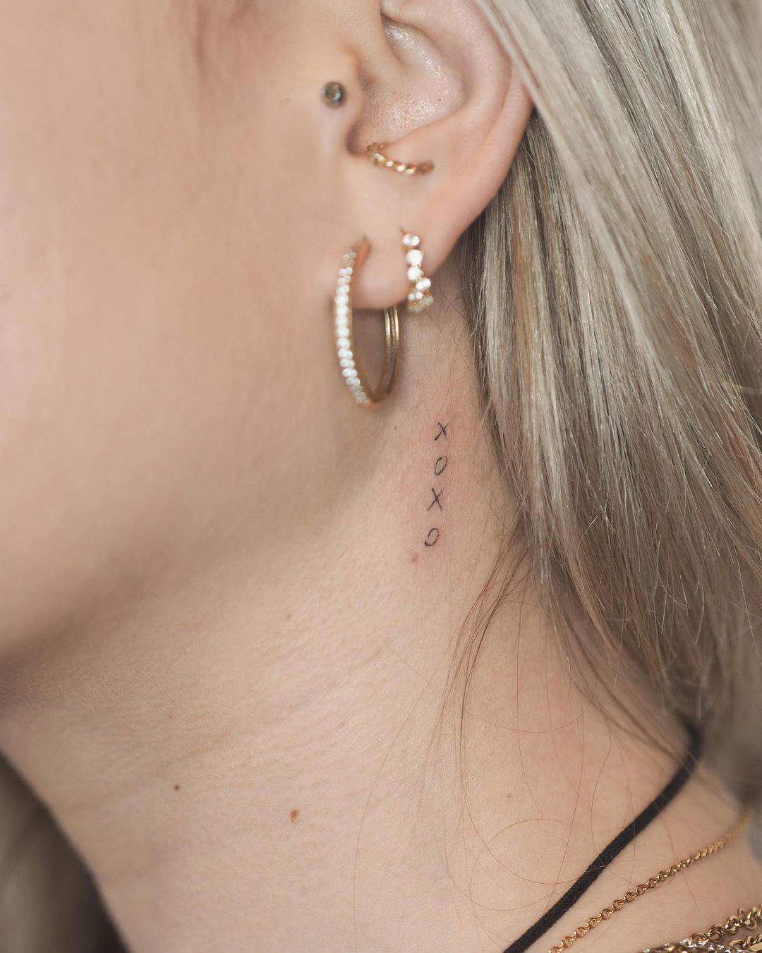 Tatuaje en el cuello minimalista hecho por Marina Molist