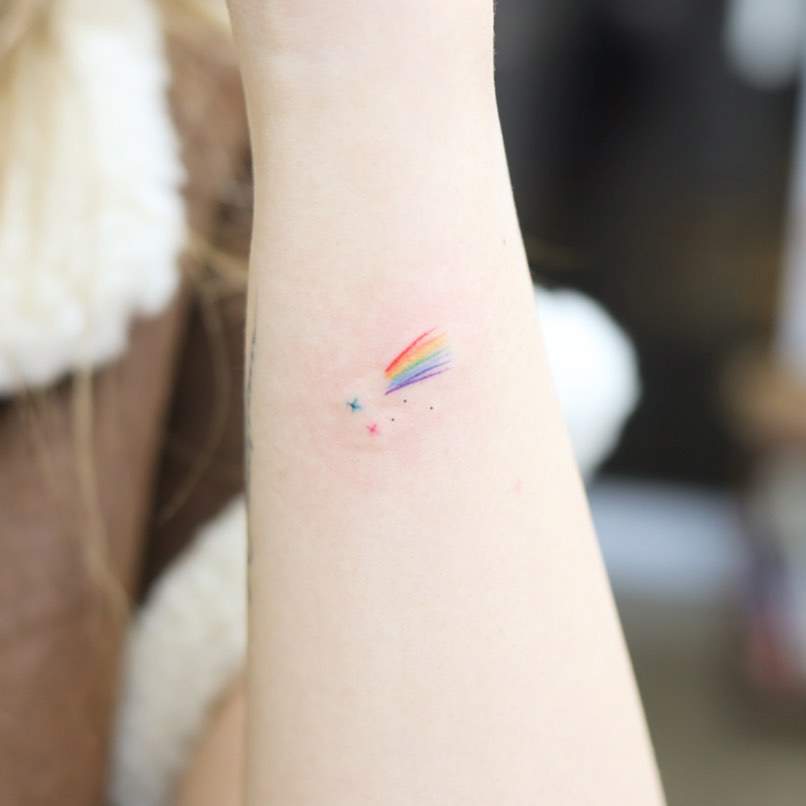 Mini tattoo de arcoíris en color