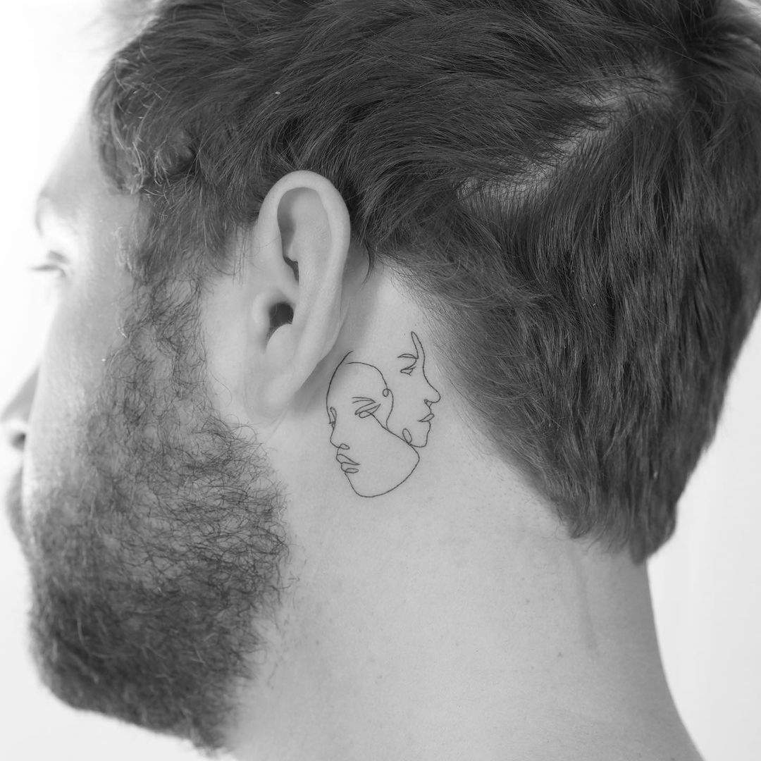 Tatuaje de siluetas en el cuello