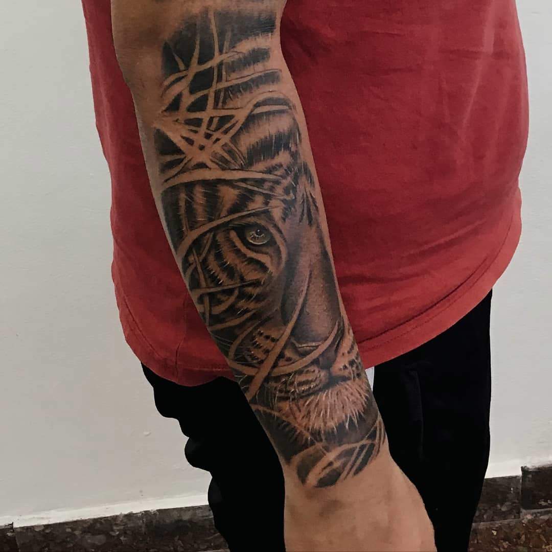 Tatuaje de brazo para hombre con felino