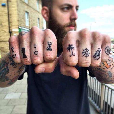 Tatuaje hombre dedos variados