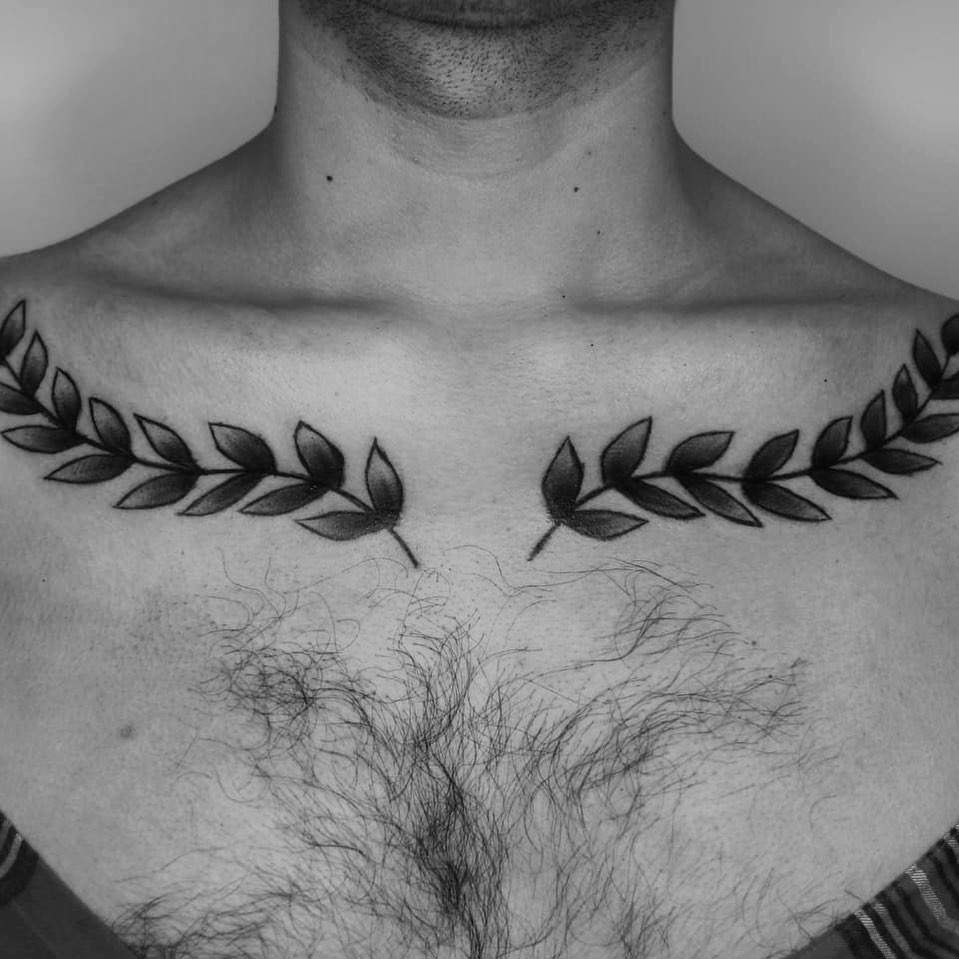 Tatuaje hombre pecho hojas