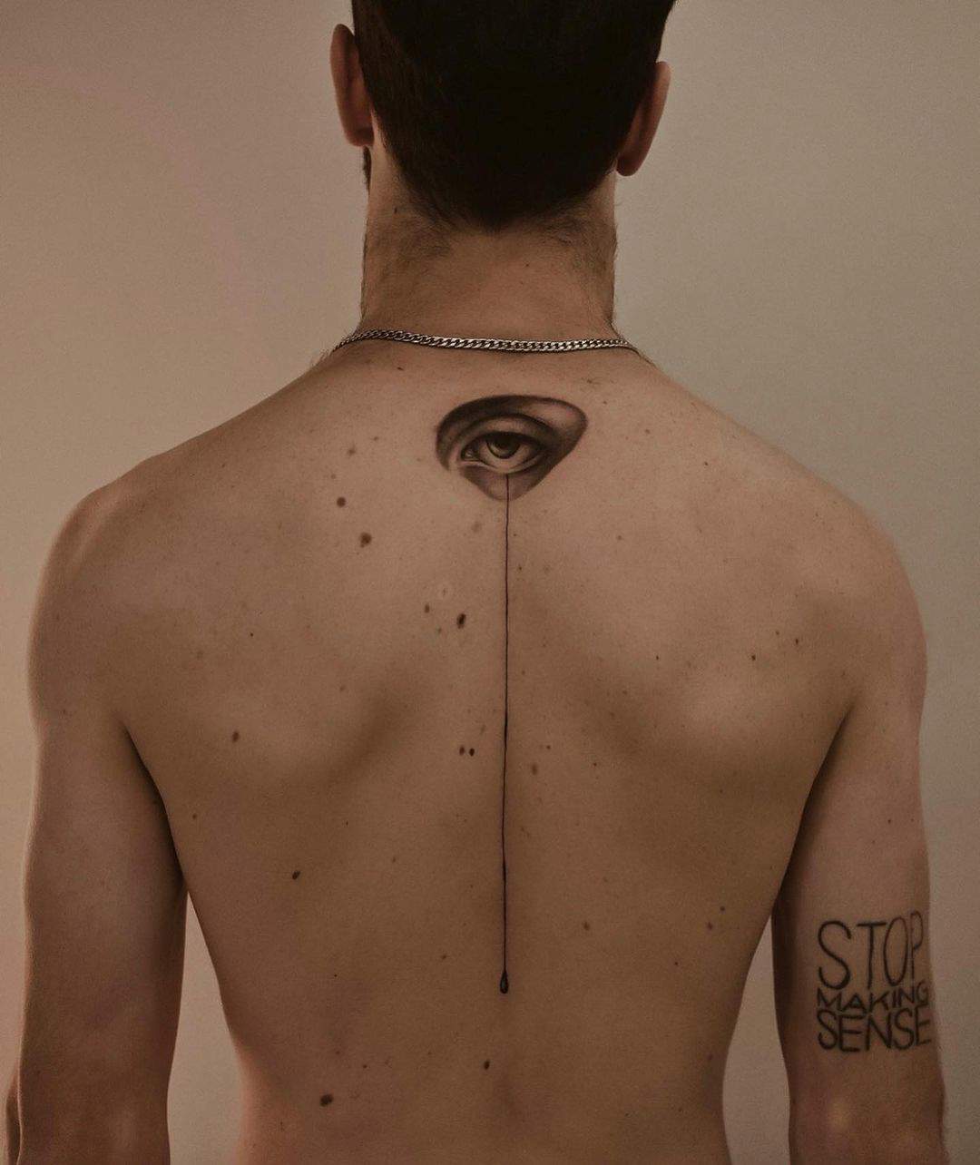 Tatuaje neorealista en la espalda