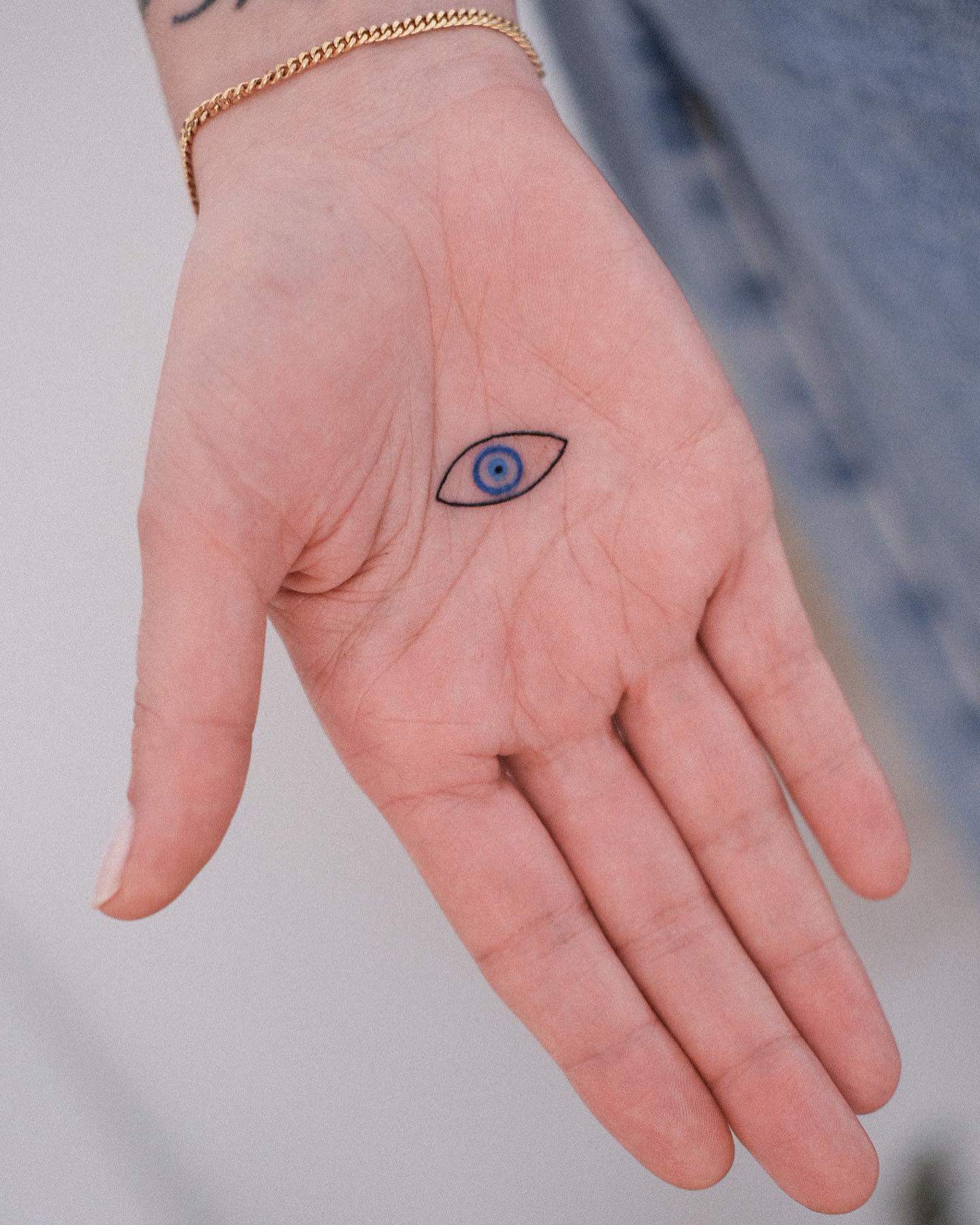 Tatuaje mano pequeño color mujer
