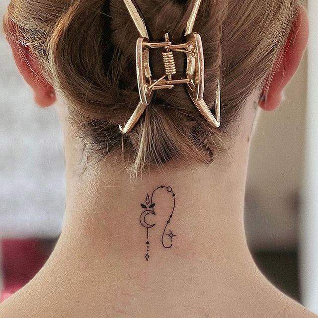 Tatuaje mujer cuello astronomía