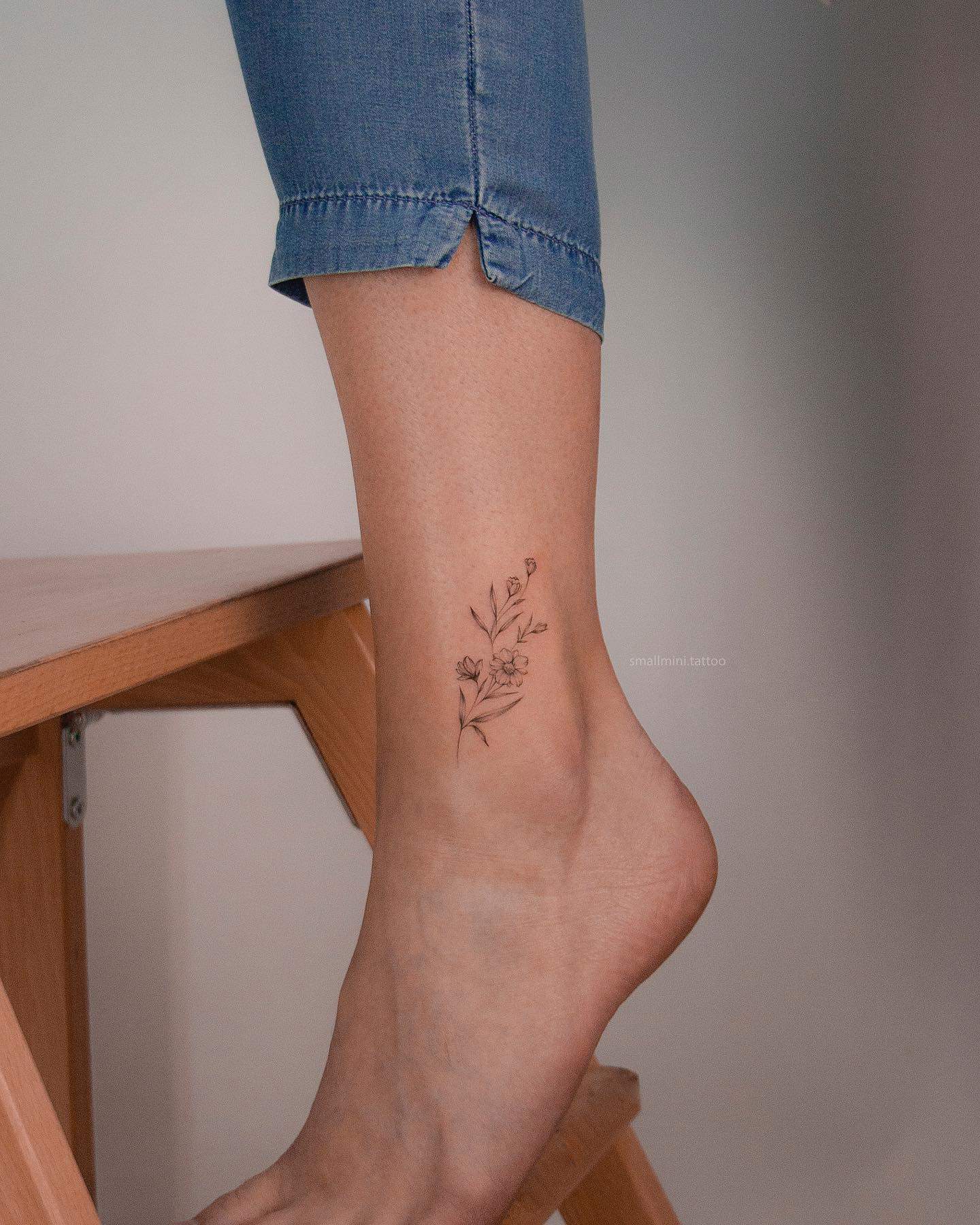 Tatuaje mujer pierna trazo fino