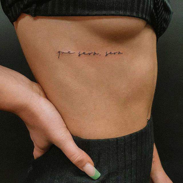 tatuaje pecho mujer frase