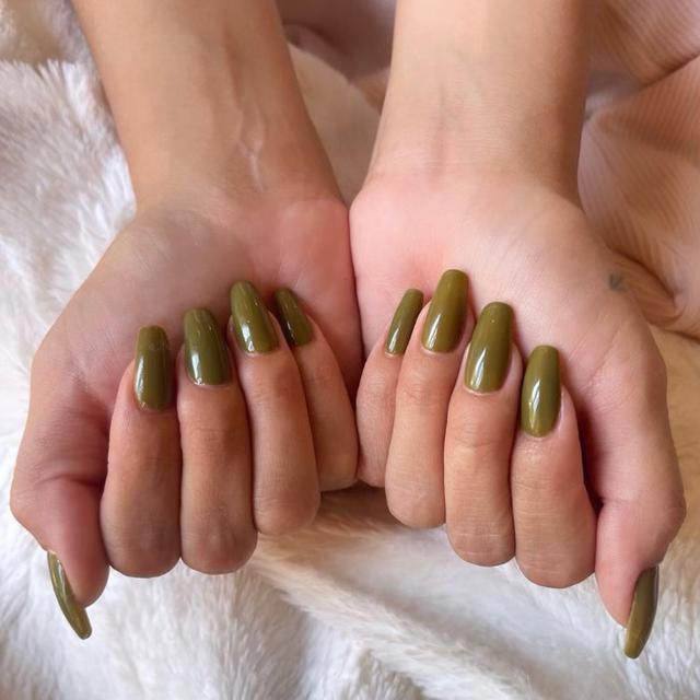 La manicura verde aceituna es el color de uñas de la primavera y rejuvenece las manos: por qué es tendencia