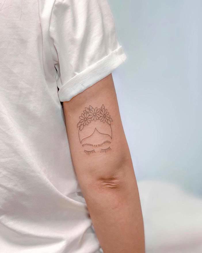 Un tattoo minimal que evoca a Frida Kahlo