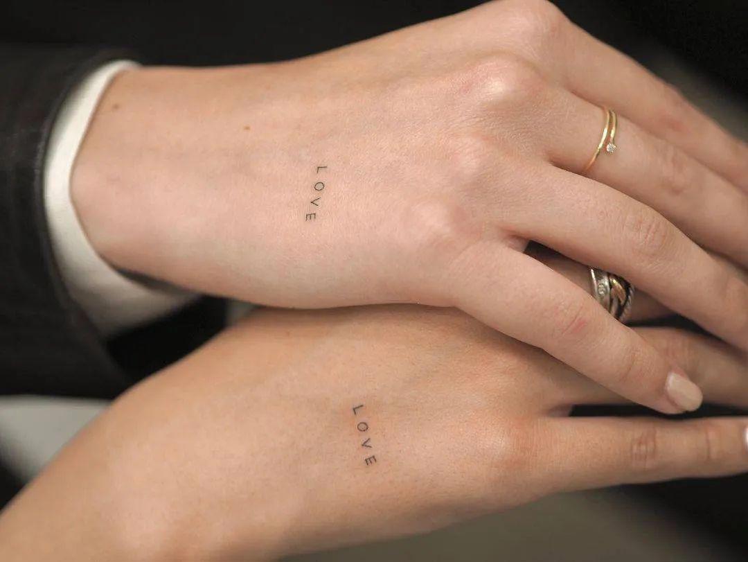 La palabra 'love' tatuada en la mano