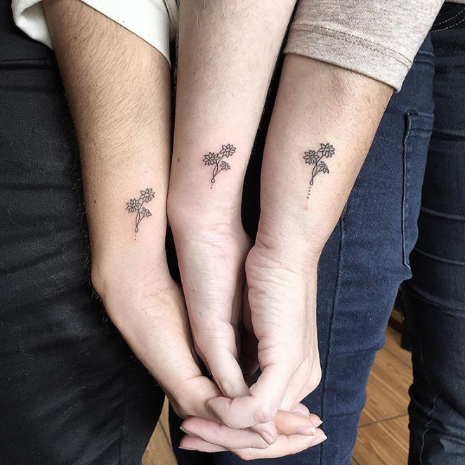 Tatuaje de flores de madre y dos hijos