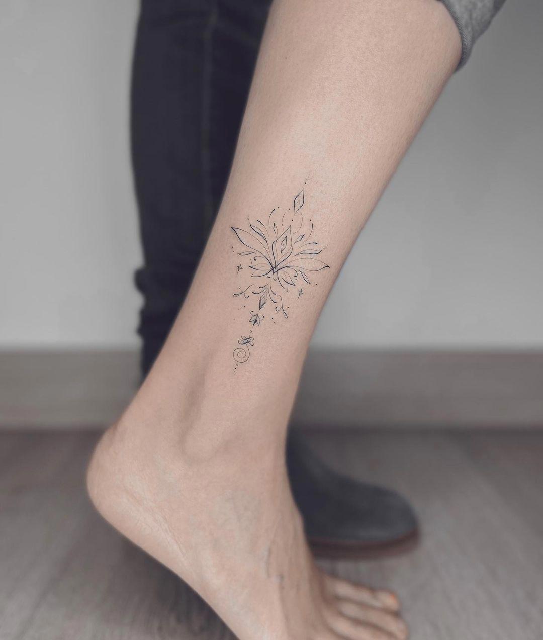 Una flor de loto tatuada en el tobillo